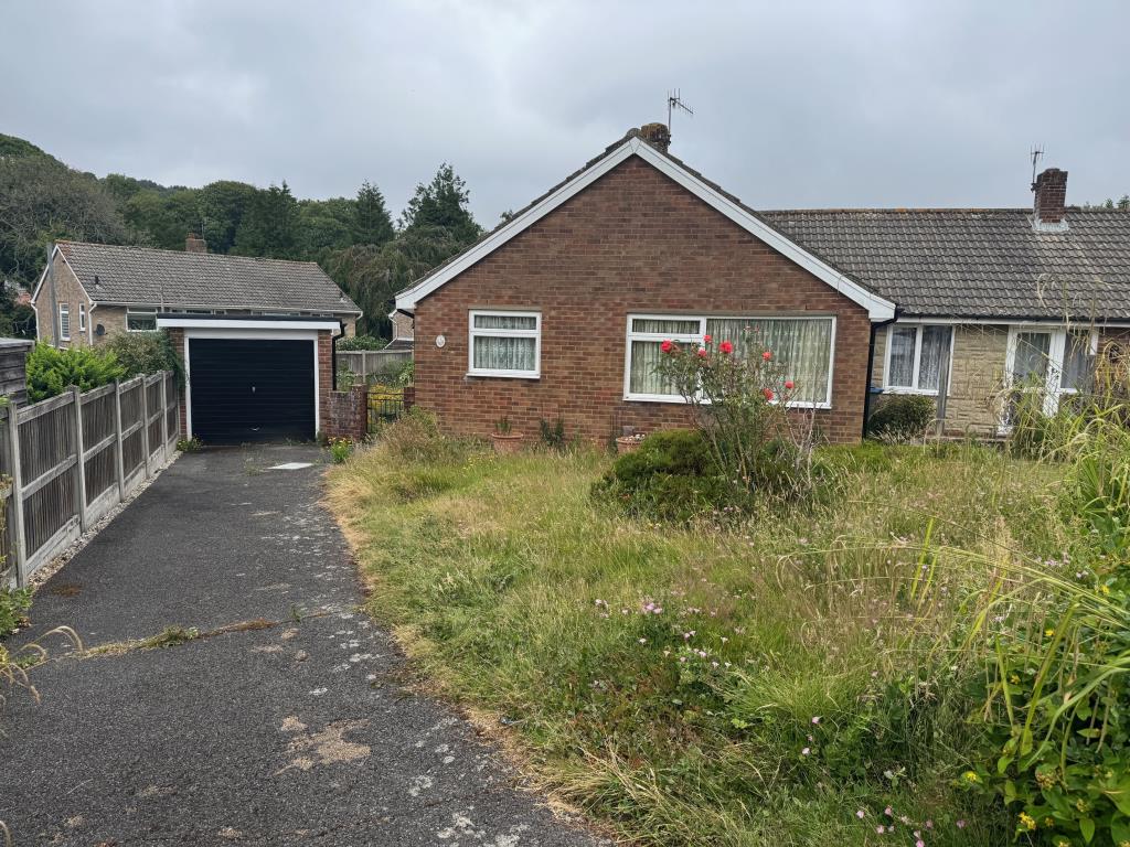 Lot: 132 - SEMI-DETACHED THREE-BEDROOM BUNGALOW FOR REFURBISHMENT WITH GARAGE - Front elevation